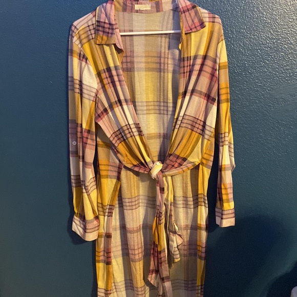 Beautiful flannel long short with sleeves and can be tied up. - Picture 3 of 6